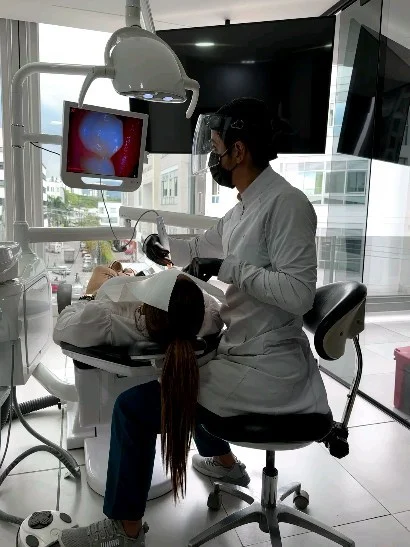 Uso de cámara intraoral para explicar la salud dental en consulta