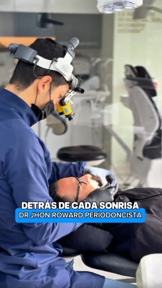 Dr. Jhon Roward Ocampo durante una atención clínica